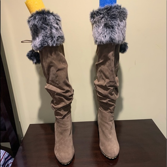 BRAND NEW Linda Faux Fur Wedge 9.5 - Picture 1 of 3